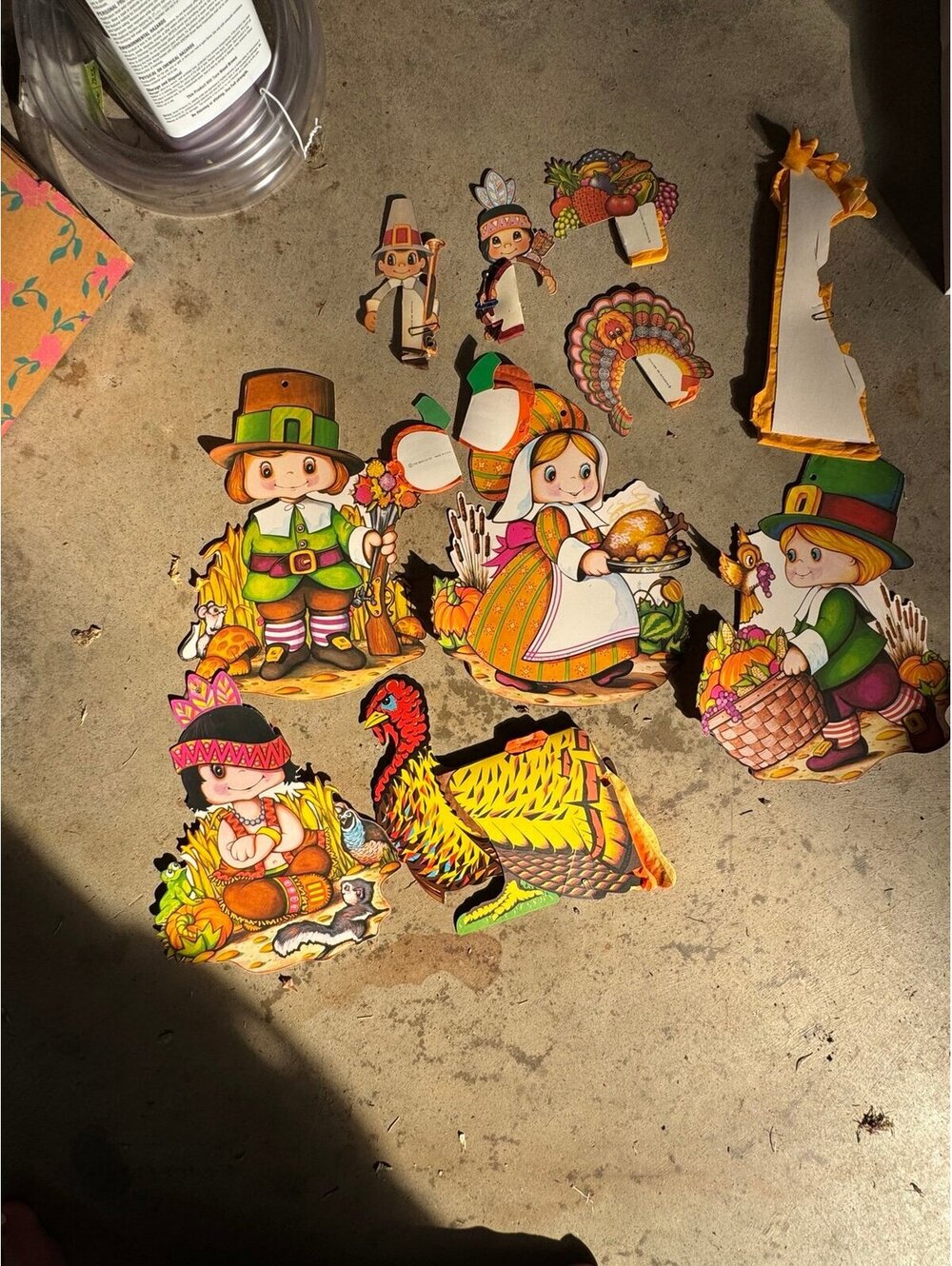 Vintage 1978 Beistle Co USA Thanksgiving Pilgrims Autumn Die Cut Wall Hangings T